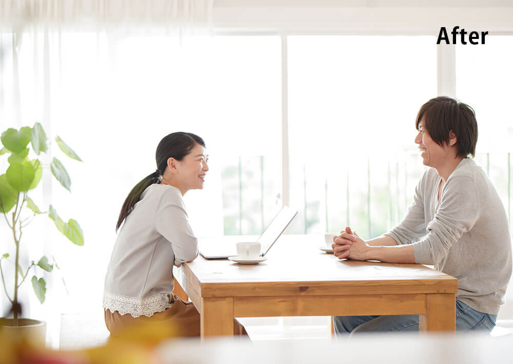 家族カウンセリングのお陰で夫婦の関係が改善しテーブルで子供の将来を明るく話す夫婦